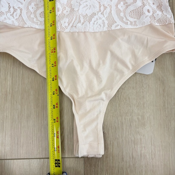 Superdown Stasia Lace Bodysuit in White & Nude Size S - Picture 11 of 11